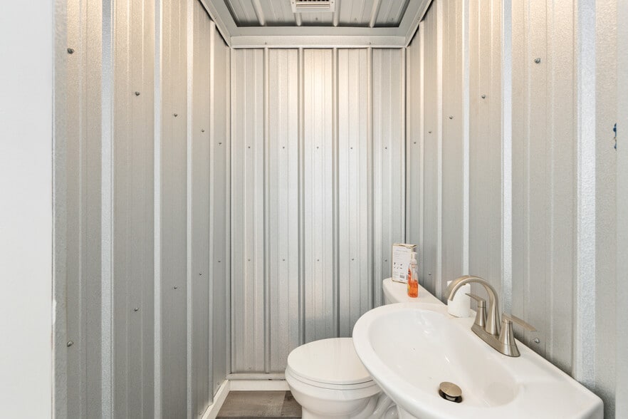 More Photos Of 818 N Magnolia Ave, Ocala Warehouse For Sale