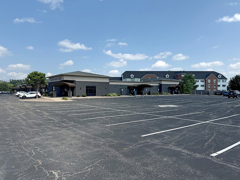 More Photos Of 1600-1688 N Casaloma Dr, Grand Chute General Retail For Sale