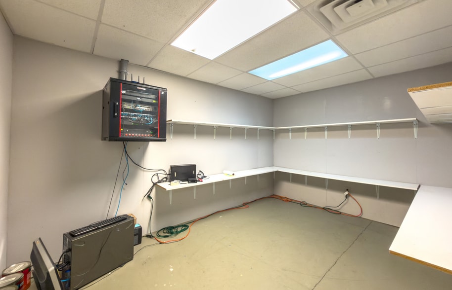 More Photos Of 6704 Williamson Rd, Hollins Storefront For Sale