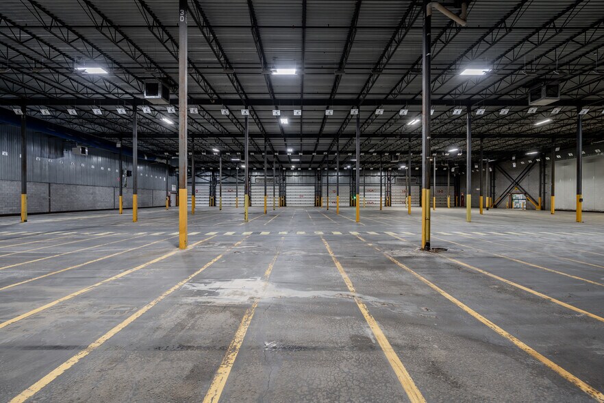 More Photos Of 1900 Rue Dickson, Montréal Distribution For Lease