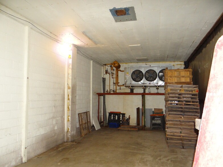 More Photos Of 275 Lattintown Rd, Marlboro Refrigeration Cold Storage For Sale