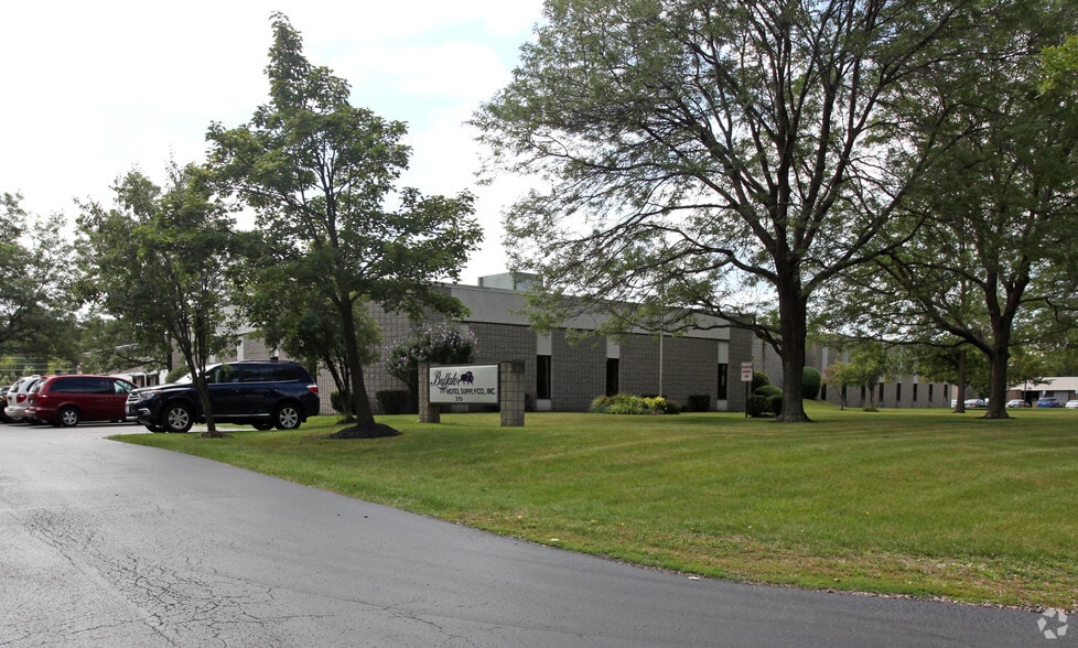 More Photos Of 375 Commerce Dr, Buffalo Distribution For Lease