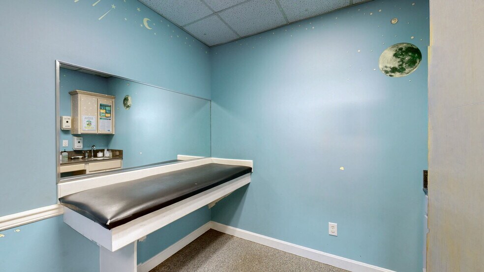 More Photos Of 1701 Spring St, Jeffersonville Medical For Sale