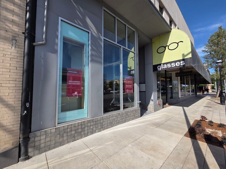 More Photos Of 174-188 NE Commercial St, Salem Storefront Retail Office For Lease