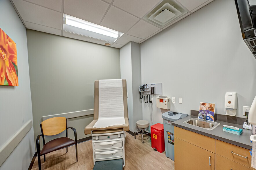 More Photos Of 24 Railroad Ave, Patchogue Office For Sale