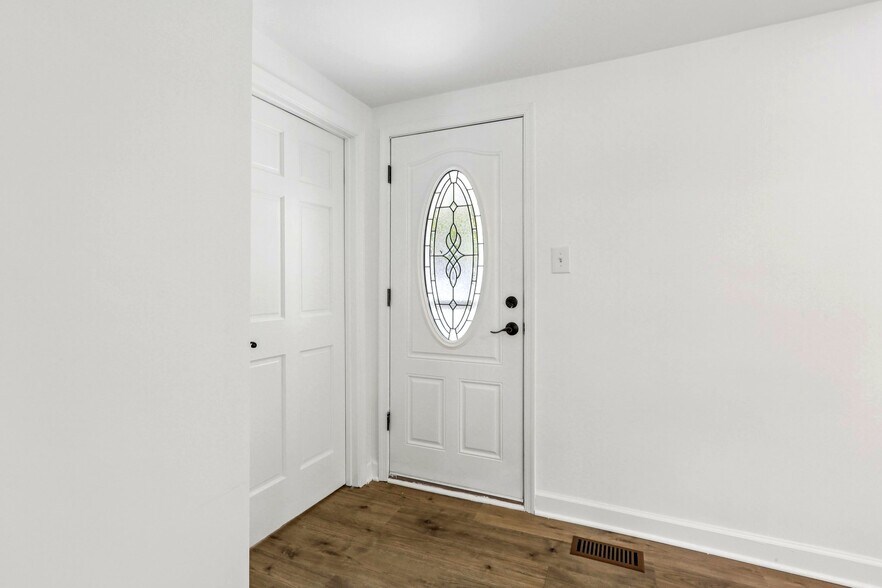 More Photos Of 9955 Belair Rd, Kingsville Flex For Sale