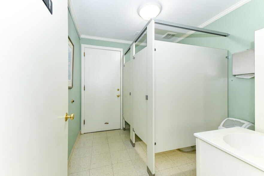 More Photos Of 1834 Banking St, Greensboro Office For Lease