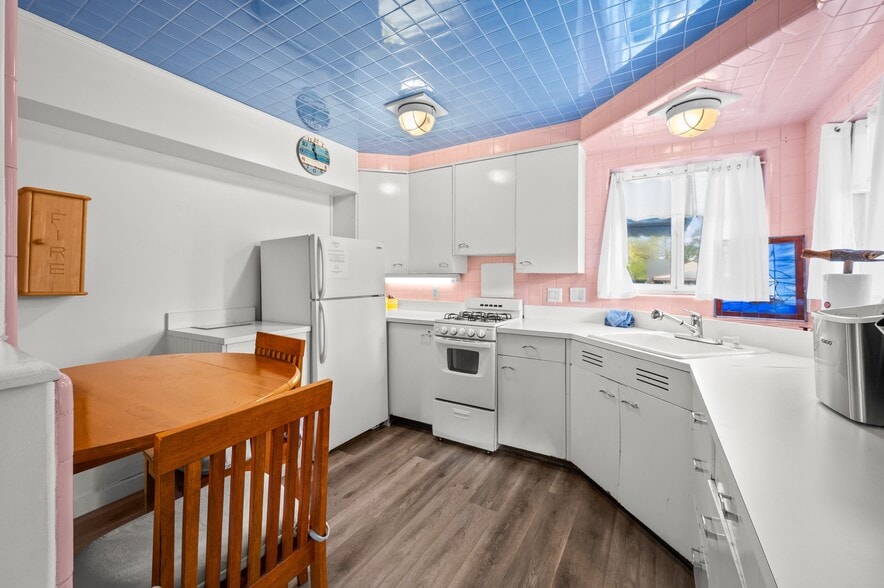 More Photos Of 231 E Buffalo St, New Buffalo Hotel For Sale