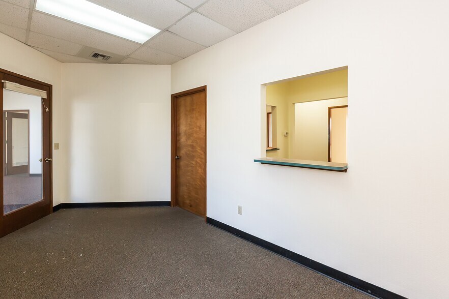 More Photos Of 2025 Wheaton Way, Bremerton Office For Sale