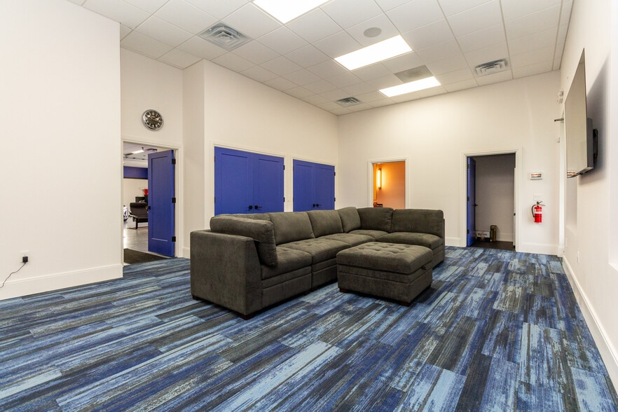 More Photos Of 2580 Dixie Hwy, Waterford Freestanding For Sale