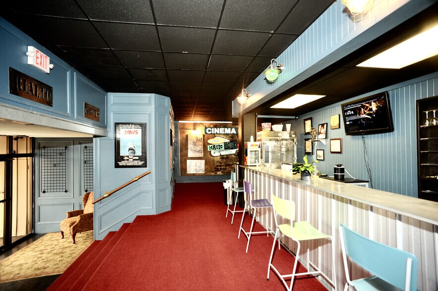 More Photos Of 424 W Main St, Denison Storefront Retail Office For Sale