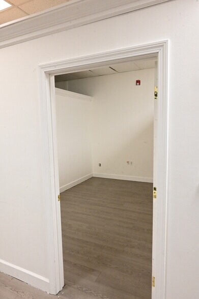 More Photos Of 25 Meadow Rd, Windsor Showroom For Lease