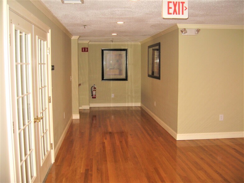 More Photos Of 348 Boston Post Rd, Sudbury Storefront Retail Office For Lease