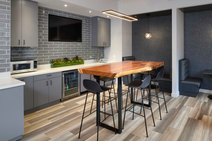 More Photos Of 701 8th St NW, Washington Office For Lease