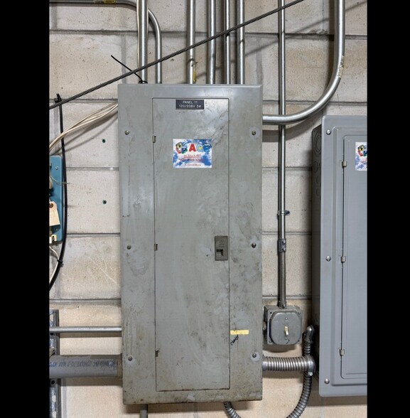 More Photos Of 6433 Pinecastle Blvd, Orlando Warehouse For Lease