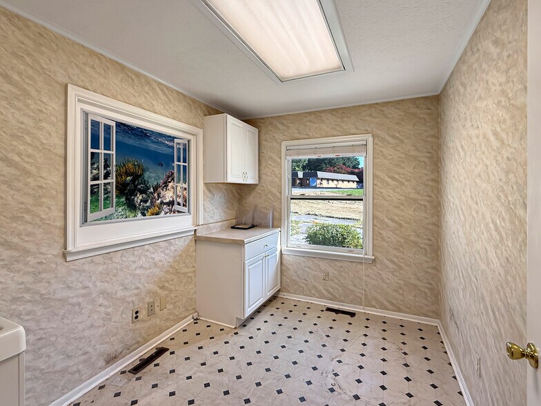 More Photos Of 420 Durant St, South Hill Office For Sale