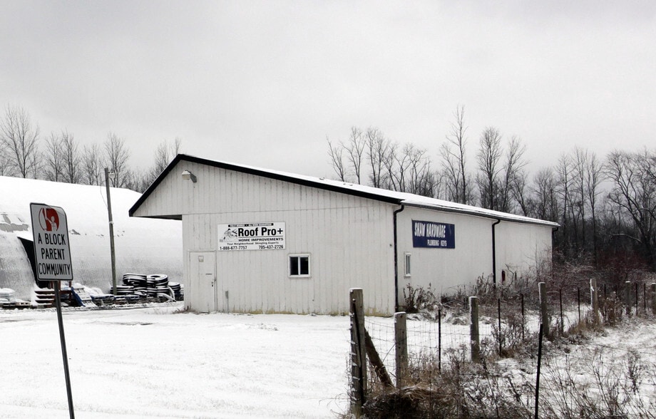 Primary Photo Of 533 Pefferlaw Rd, Georgina Manufacturing For Lease