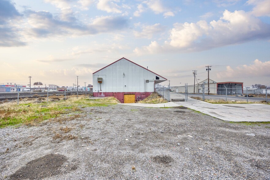 More Photos Of 206 N Benton St, Kennewick Warehouse For Lease