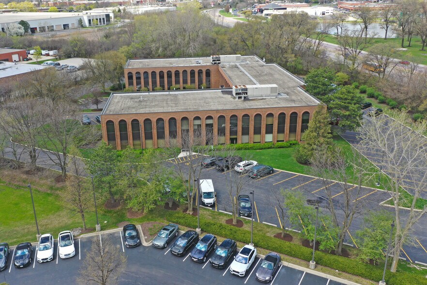 More Photos Of 900 N Shore Dr, Lake Bluff Office For Lease