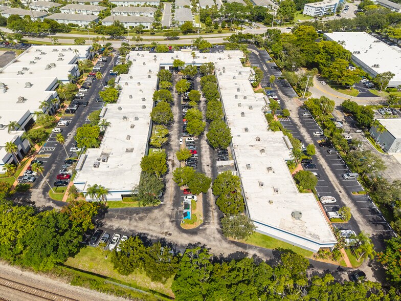 More Photos Of 602 S Military Trl, Deerfield Beach Showroom For Lease