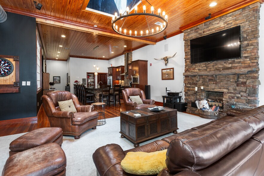 More Photos Of 1012 Noble St, Anniston Storefront Retail Office For Sale