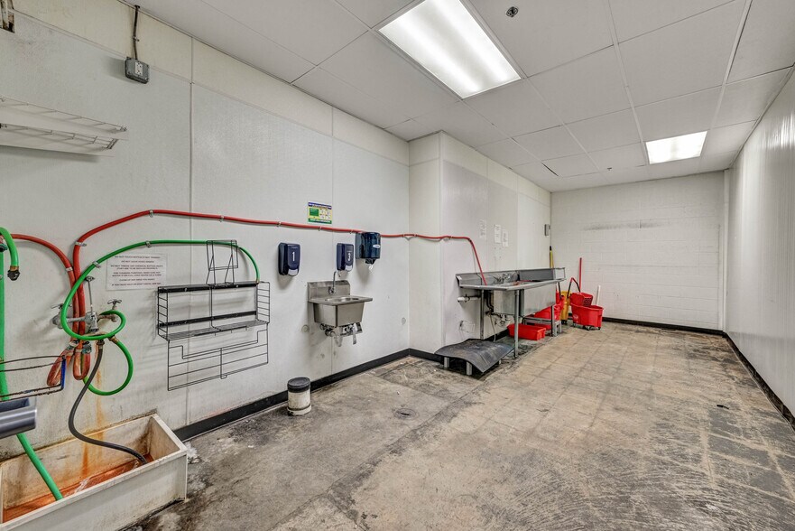 More Photos Of 100 Chamber Plz, Charleroi Supermarket For Lease