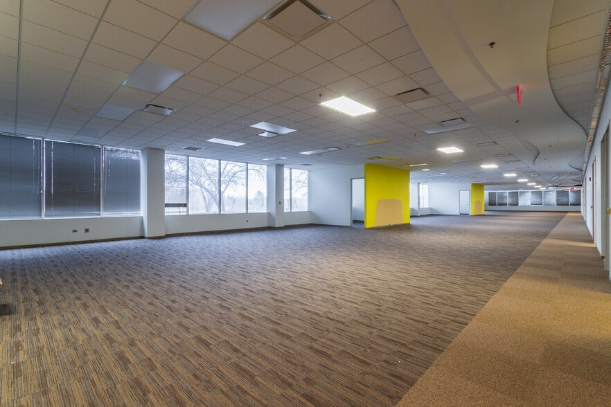 More Photos Of 4 Overlook Pt, Lincolnshire Office For Lease