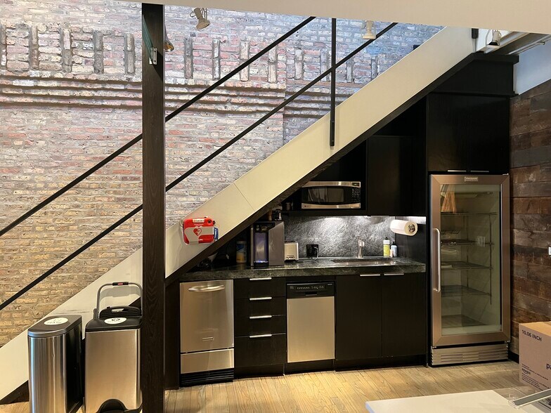 More Photos Of 21 W Illinois St, Chicago Office For Sale