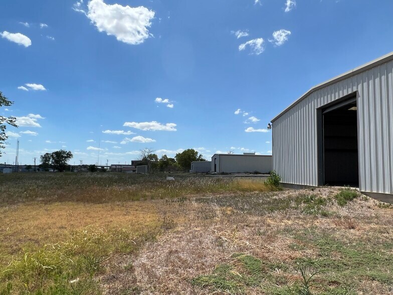 More Photos Of 408 E 2nd St, Taylor Warehouse For Lease