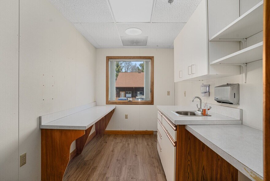 More Photos Of 24 Salt Pond Rd, Wakefield Medical For Sale