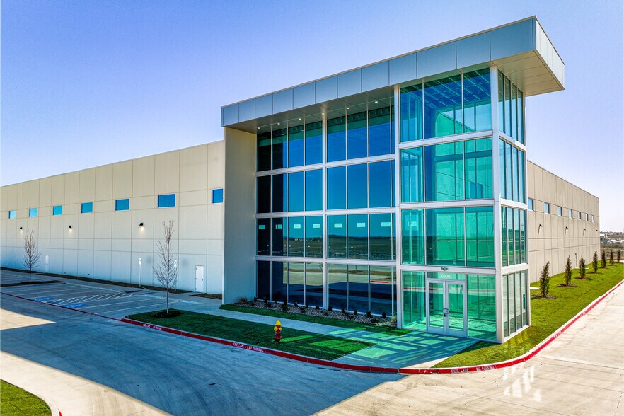 More Photos Of 611 N Stemmons Fwy, Sanger Warehouse For Lease