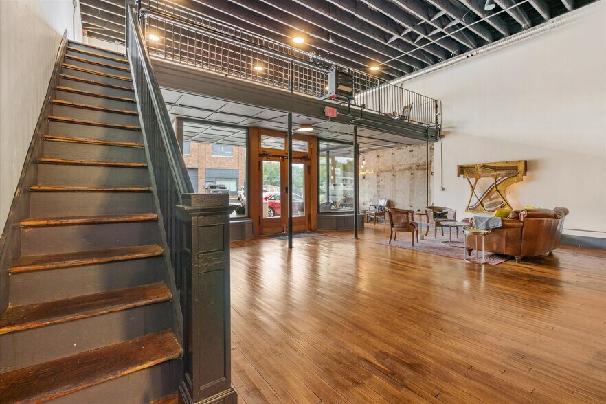 More Photos Of 415 S Thompson Ave, Excelsior Springs Bar For Sale