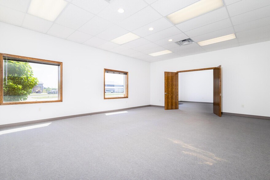 More Photos Of 66850 Executive Dr, Saint Clairsville Warehouse For Lease