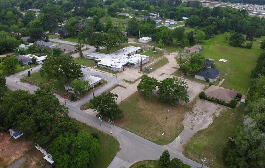 Primary Photo Of 707 N Waldrip St, Grand Saline Hospital For Sale