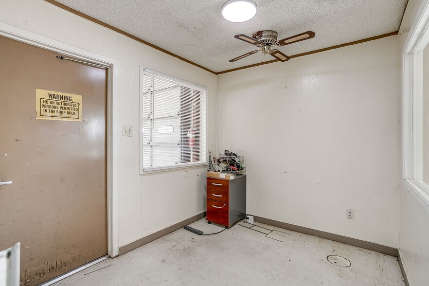 More Photos Of 3040 Ramona Dr, Fort Worth Research And Development For Lease