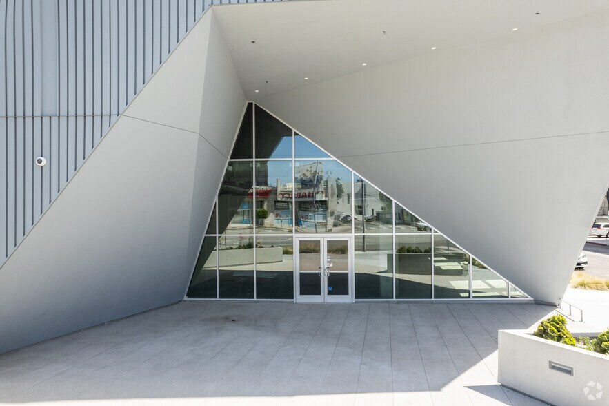 More Photos Of 11776 Santa Monica Blvd, Los Angeles Dormitory For Lease