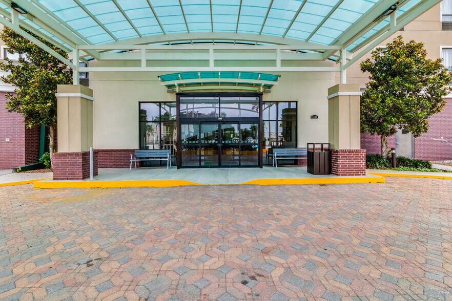 More Photos Of 1800 Martin Luther King Blvd, Houma Hotel For Sale