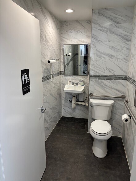 More Photos Of 1025 Front St, Uniondale General Retail For Lease