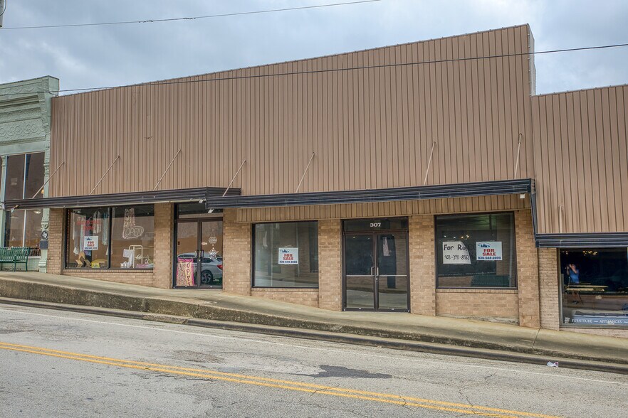More Photos Of 307 E Goliad Ave, Crockett Storefront For Sale