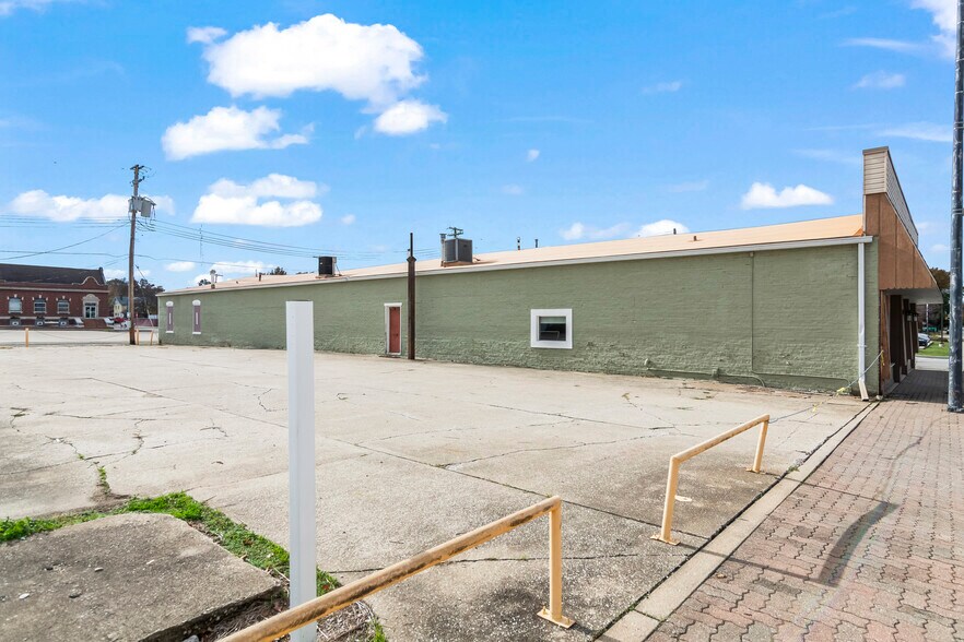 More Photos Of 222 W Main Cross St, Taylorville Showroom For Sale