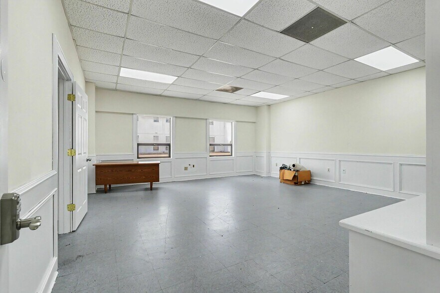 More Photos Of 1445 Cleveland Ave, East Point Showroom For Sale