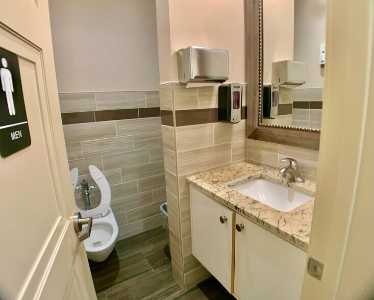 More Photos Of 612 Nogalitos St, San Antonio Flex For Sale