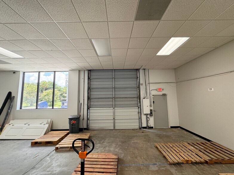More Photos Of 4780-4806 N Orange Blossom Trl, Orlando Showroom For Lease