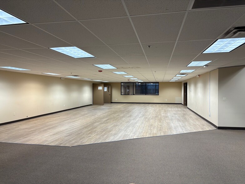 More Photos Of 4212 W Sunset Blvd, Spokane Flex For Sale