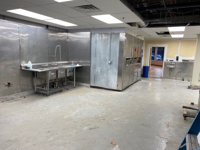 More Photos Of 323 Main St, Saugus Storefront For Lease