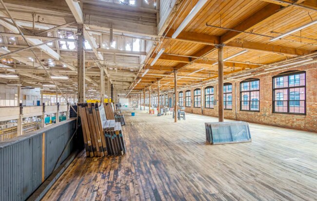 More Photos Of 1 Westinghouse Plz, Hyde Park Light Distribution For Sale