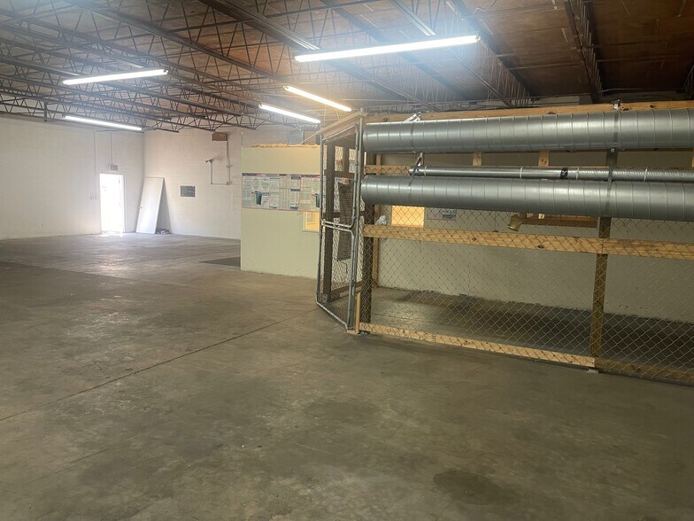 More Photos Of 5840 Ulmerton Rd, Clearwater Manufacturing For Lease