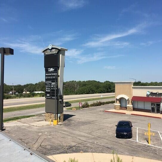 More Photos Of 200 W Greenway Ct, Derby Unknown For Lease