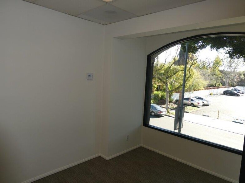 More Photos Of 447 W Burchett St, Glendale Office For Sale