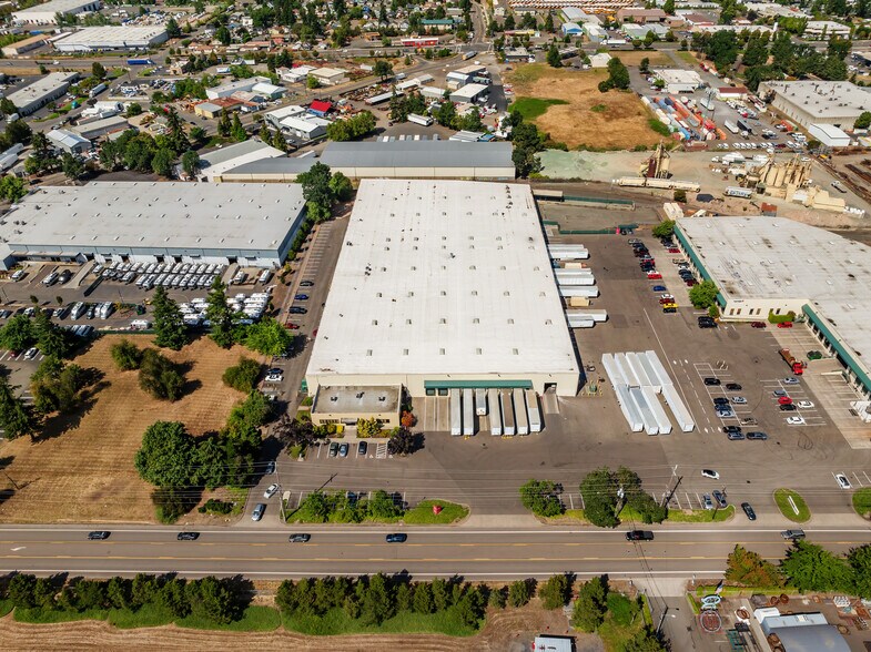 More Photos Of 10145 SE Jennifer St, Clackamas Warehouse For Lease